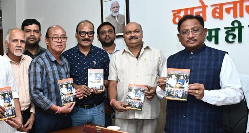 मुख्यमंत्री विष्णु देव साय ने पत्रकार संघ की टेलीफोन डायरेक्टरी का किया विमोचन 1 मुख्यमंत्री विष्णु देव साय ने पत्रकार संघ की टेलीफोन डायरेक्टरी का किया विमोचन