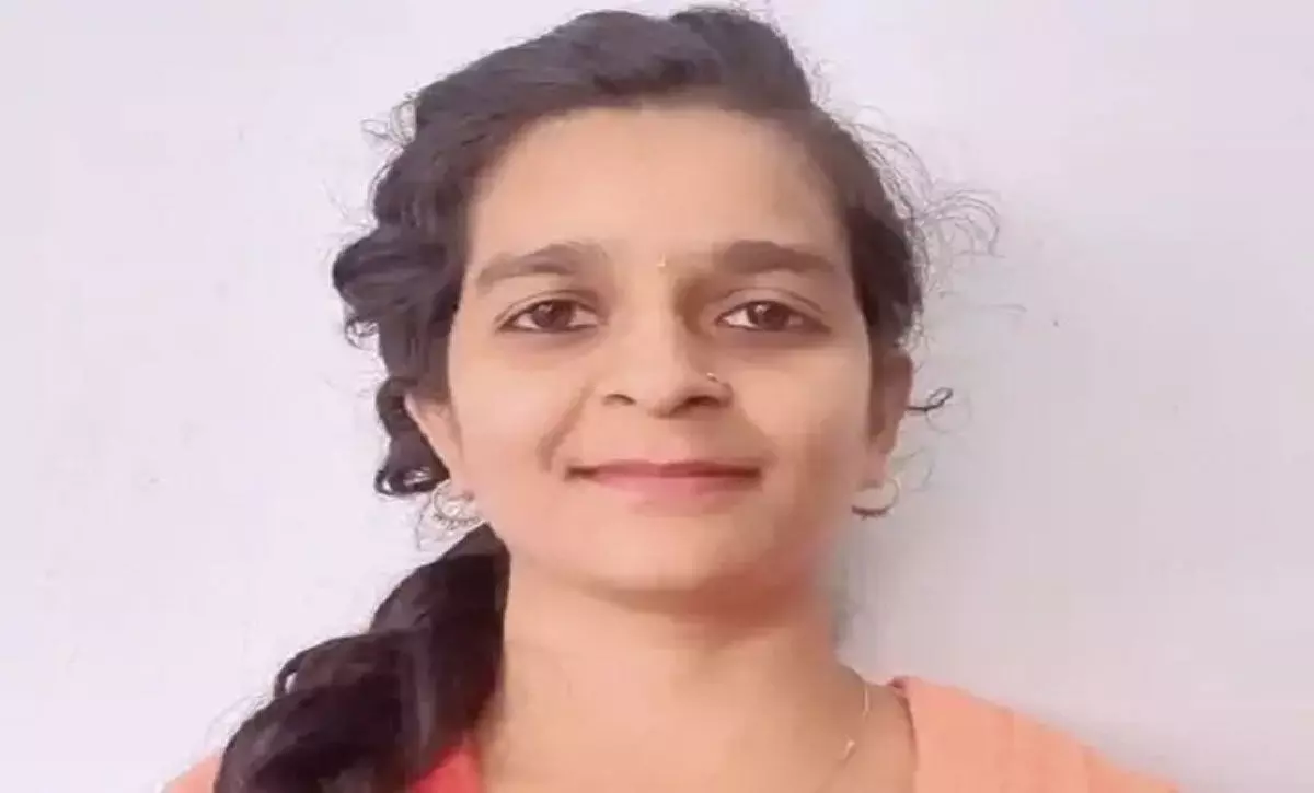 तहसीलदार की बेटी और केमिस्ट्री प्रोफेसर ने की, सुसाइड नोट में लिखा- "मम्मी-पापा सॉरी" 1 तहसीलदार की बेटी और केमिस्ट्री प्रोफेसर ने की, सुसाइड नोट में लिखा- "मम्मी-पापा सॉरी"