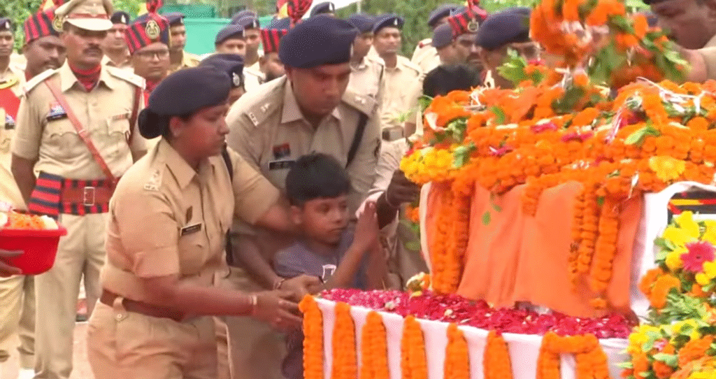 शहीद ASP आकाश राव गिरिपुंजे को CM विष्णु देव साय और डॉ. रमन सिंह ने दी श्रद्धांजलि 2 शहीद ASP आकाश राव गिरिपुंजे को CM विष्णु देव साय और डॉ. रमन सिंह ने दी श्रद्धांजलि