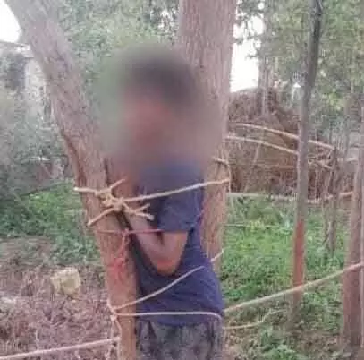 नाबालिग बालक से मारपीट का वीडियो वायरल, ग्रामीण ने खेत में नुकसान का लगाया आरोप 1 नाबालिग बालक से मारपीट का वीडियो वायरल, ग्रामीण ने खेत में नुकसान का लगाया आरोप