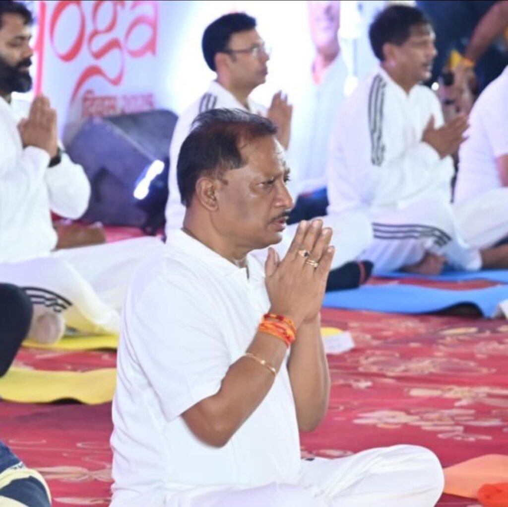 मुख्यमंत्री विष्णु देव साय ने जशपुर में अंतरराष्ट्रीय योग दिवस पर हजारों लोगों को योगाभ्यास कराया, कहा- 'पीएम मोदी ने विश्व स्तर पर योग को दिलाई पहचान'