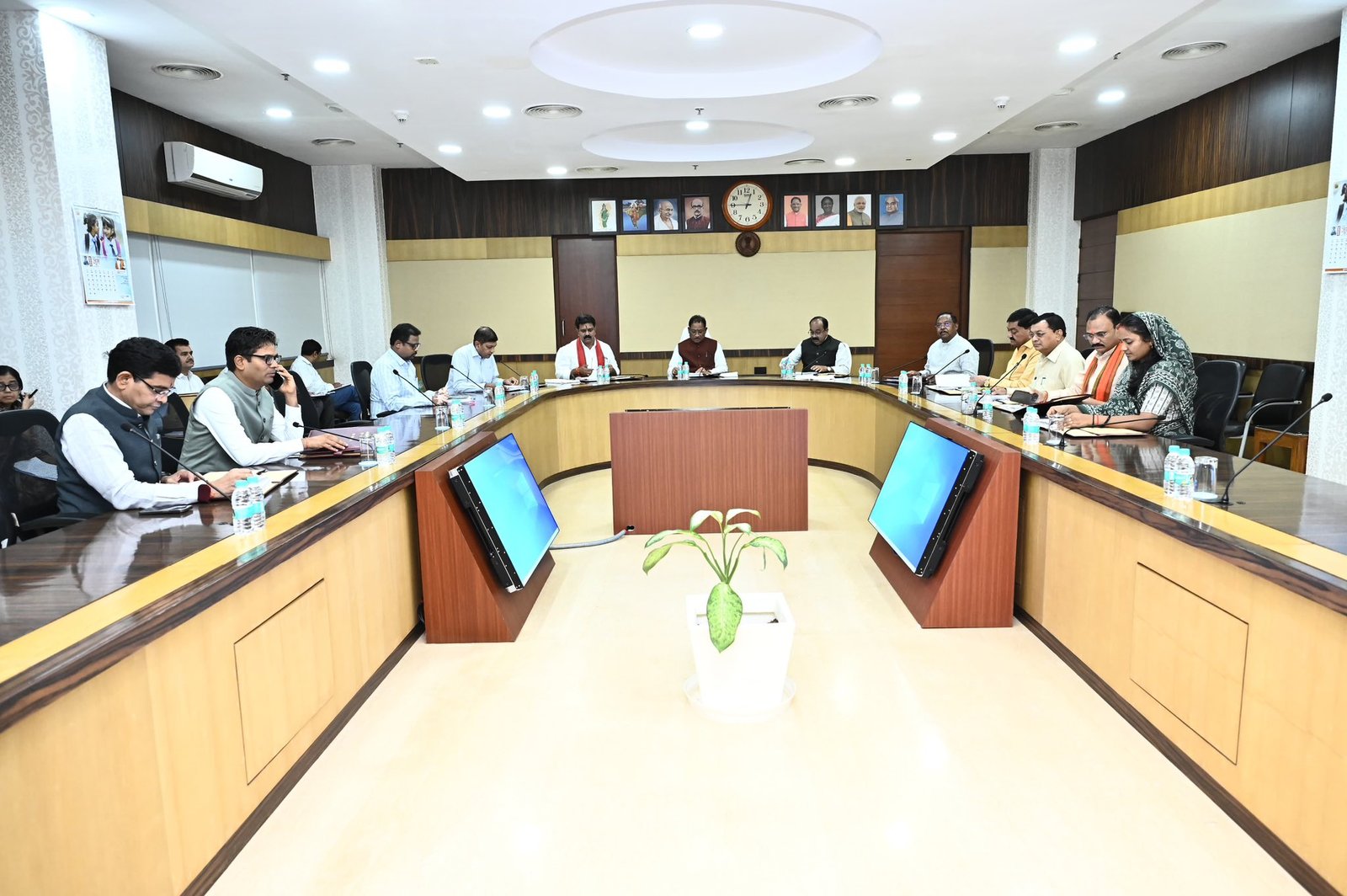 छत्तीसगढ़ कैबिनेट का बड़ा फैसला: किसानों, कर्मचारियों और उद्योगों के हित में 7 अहम निर्णय 1 छत्तीसगढ़ कैबिनेट का बड़ा फैसला: किसानों, कर्मचारियों और उद्योगों के हित में 7 अहम निर्णय