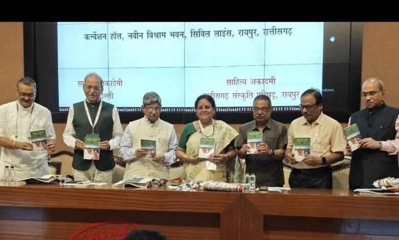लेखिका शकुंतला तरार की हल्बी में 101 लेजा गीत पुस्तक का विमोचन