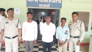 फर्जी डिप्टी कलेक्टर और स्टेनो बनकर जिला कार्यालय में घुसपैठ की कोशिश, पुलिस ने तीन को दबोचा 1 फर्जी डिप्टी कलेक्टर और स्टेनो बनकर जिला कार्यालय में घुसपैठ की कोशिश, पुलिस ने तीन को दबोचा
