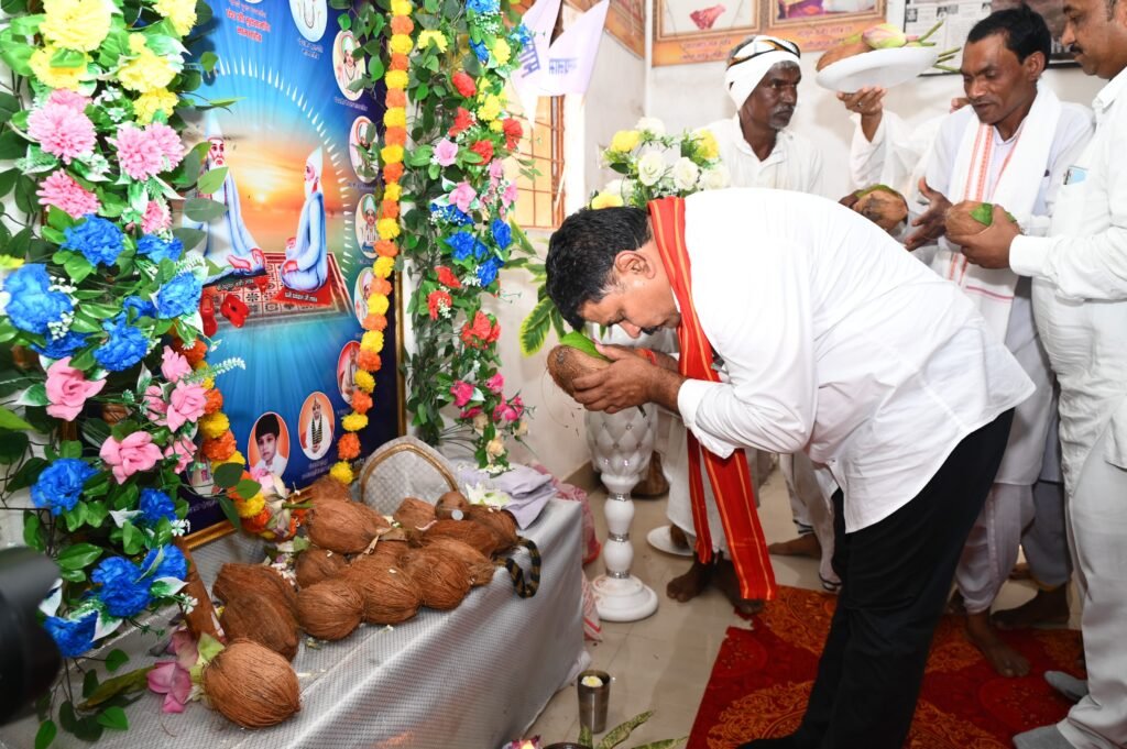 उपमुख्यमंत्री विजय शर्मा कवर्धा और ग्राम कारेसरा में आयोजित सद्गुरु कबीर प्राकट्य उत्सव में हुए शामिल,