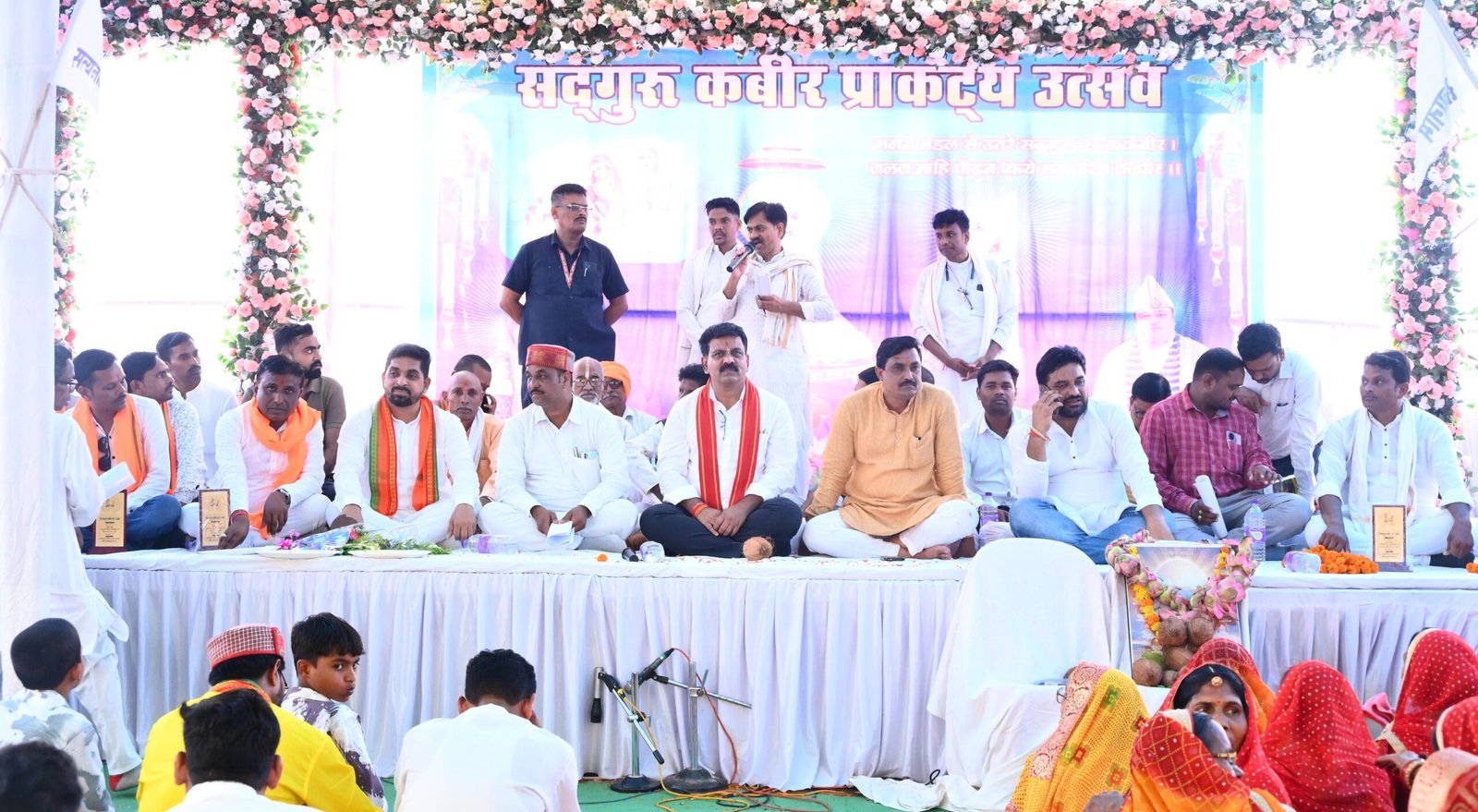 उपमुख्यमंत्री विजय शर्मा कवर्धा और ग्राम कारेसरा में आयोजित सद्गुरु कबीर प्राकट्य उत्सव में हुए शामिल 1 उपमुख्यमंत्री विजय शर्मा कवर्धा और ग्राम कारेसरा में आयोजित सद्गुरु कबीर प्राकट्य उत्सव में हुए शामिल,