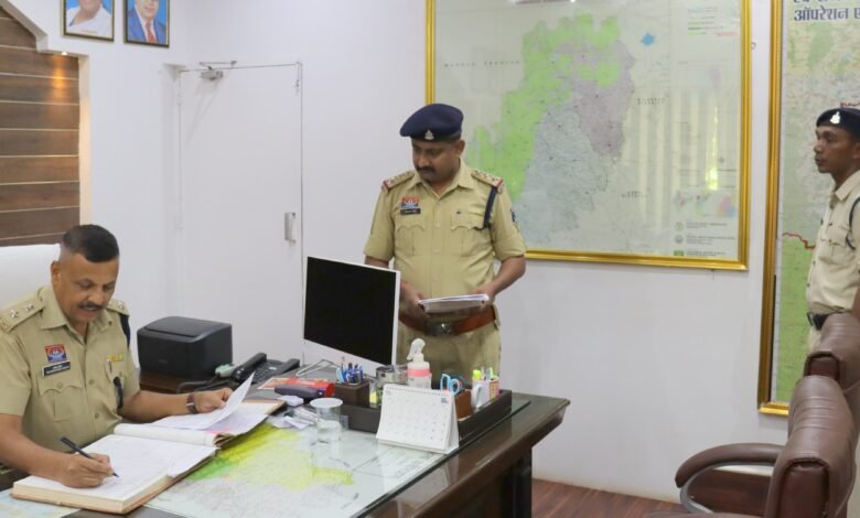 पुलिस अधीक्षक धमेन्द्र सिंह (आईपीएस) ने पुलिस जवानों की समस्याएं सुनकर किया तत्काल निराकरण 9 पुलिस अधीक्षक धमेन्द्र सिंह (आईपीएस) ने पुलिस जवानों की समस्याएं सुनकर किया तत्काल निराकरण