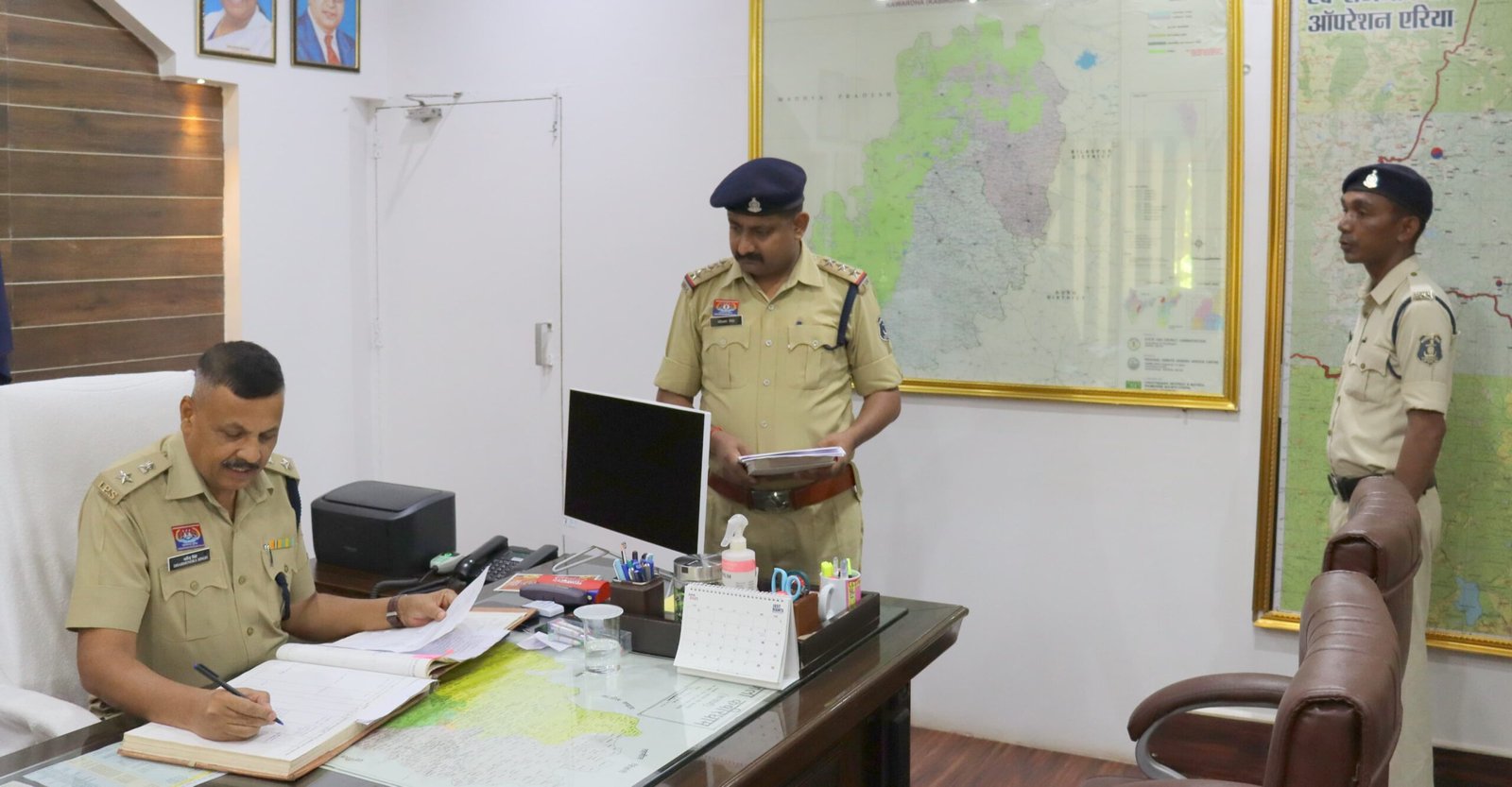पुलिस अधीक्षक धमेन्द्र सिंह (आईपीएस) ने पुलिस जवानों की समस्याएं सुनकर किया तत्काल निराकरण 1 पुलिस अधीक्षक धमेन्द्र सिंह (आईपीएस) ने पुलिस जवानों की समस्याएं सुनकर किया तत्काल निराकरण