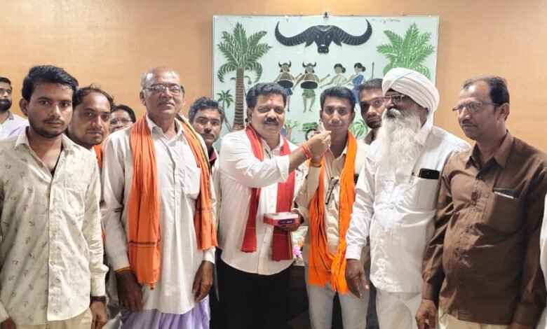 ग्राम गधहाभाटा का नाम बदलकर सोनपुर किए जाने पर ग्रामीणों ने उपमुख्यमंत्री विजय शर्मा से की मुलाकात, जताया आभार 11 ग्राम गधहाभाटा का नाम बदलकर सोनपुर किए जाने पर ग्रामीणों ने उपमुख्यमंत्री विजय शर्मा से की मुलाकात, जताया आभार
