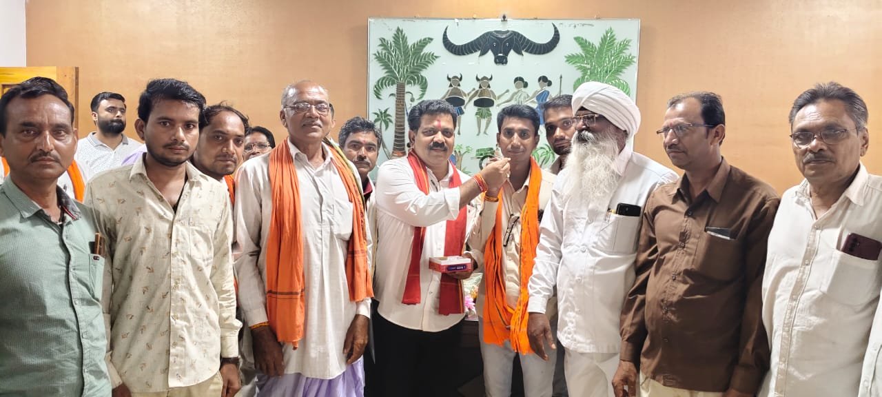 ग्राम गधहाभाटा का नाम बदलकर सोनपुर किए जाने पर ग्रामीणों ने उपमुख्यमंत्री विजय शर्मा से की मुलाकात, जताया आभार 1 ग्राम गधहाभाटा का नाम बदलकर सोनपुर किए जाने पर ग्रामीणों ने उपमुख्यमंत्री विजय शर्मा से की मुलाकात, जताया आभार