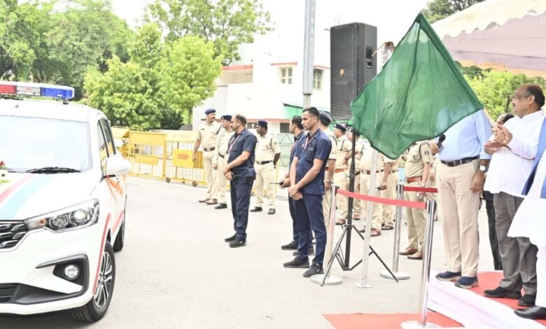 मुख्यमंत्री ने परिवहन सुरक्षा बेड़े में शामिल 48 वाहनों को झंडी दिखाकर किया रवाना, कर्मियों को सौंपी वाहनों की चाबी 12 मुख्यमंत्री ने परिवहन सुरक्षा बेड़े में शामिल 48 वाहनों को झंडी दिखाकर किया रवाना, कर्मियों को सौंपी वाहनों की चाबी