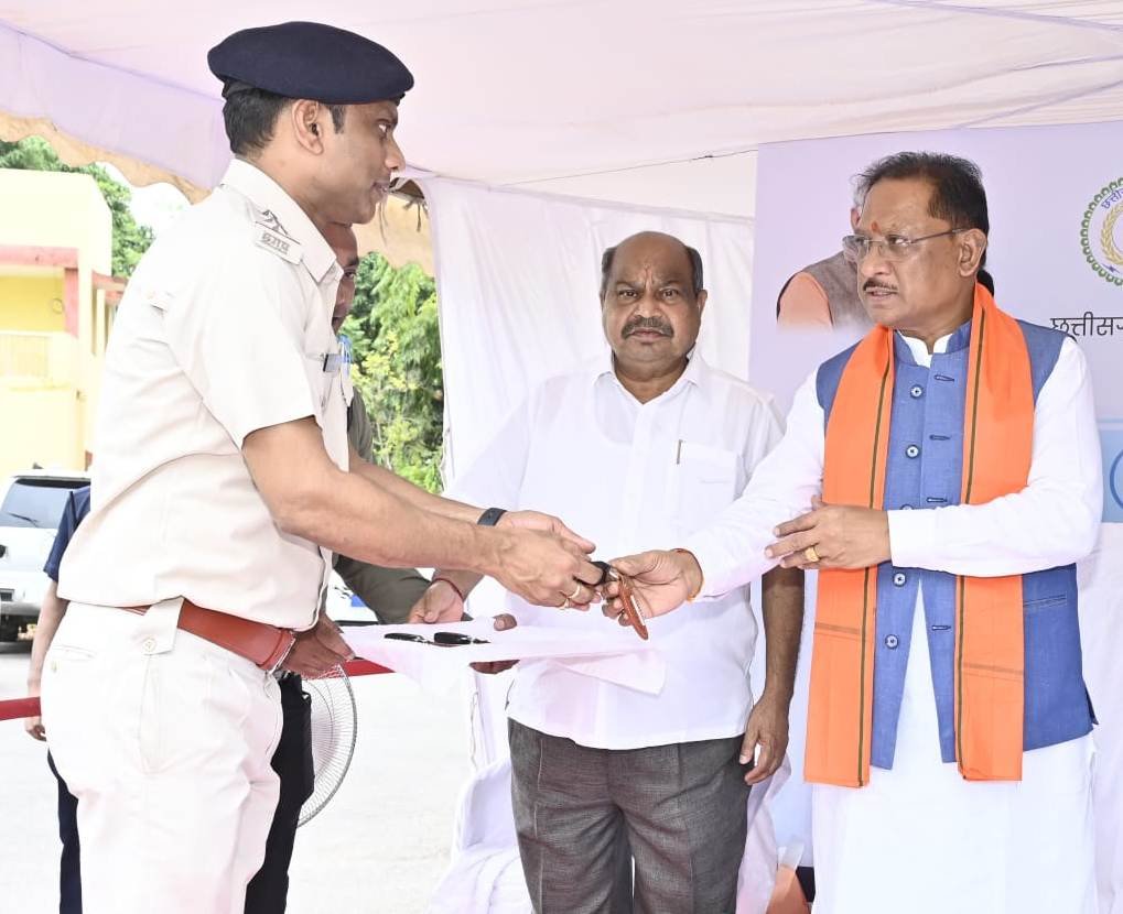 मुख्यमंत्री ने परिवहन सुरक्षा बेड़े में शामिल 48 वाहनों को झंडी दिखाकर किया रवाना, कर्मियों को सौंपी वाहनों की चाबी