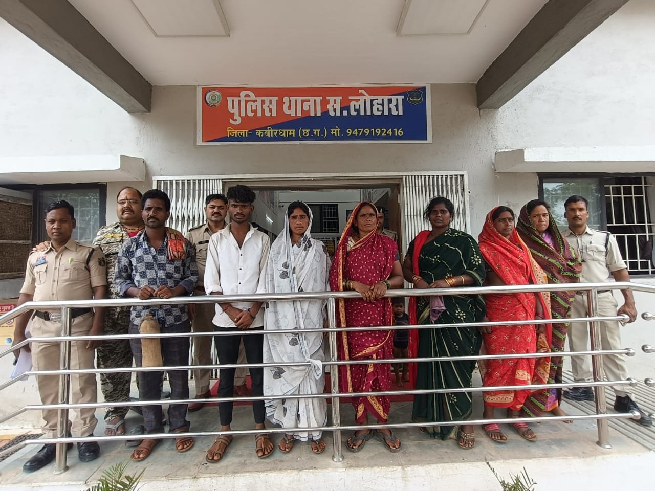 पशु तस्करी के विरुद्ध कबीरधाम पुलिस की बड़ी कार्रवाई — 7 आरोपी गिरफ्तार, 27 मवेशी जप्त 1 पशु तस्करी के विरुद्ध कबीरधाम पुलिस की बड़ी कार्रवाई — 7 आरोपी गिरफ्तार, 27 मवेशी जप्त