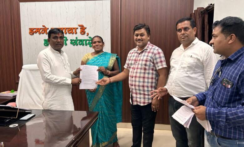 नगर पालिका अध्यक्ष चंद्रप्रकाश चंद्रवंशी ने प्रधानमंत्री आवास योजना के अंतर्गत हितग्राहियों को सौंपे भवन निर्माण स्वीकृति पत्र 11 नगर पालिका अध्यक्ष चंद्रप्रकाश चंद्रवंशी ने प्रधानमंत्री आवास योजना के अंतर्गत हितग्राहियों को सौंपे भवन निर्माण स्वीकृति पत्र
