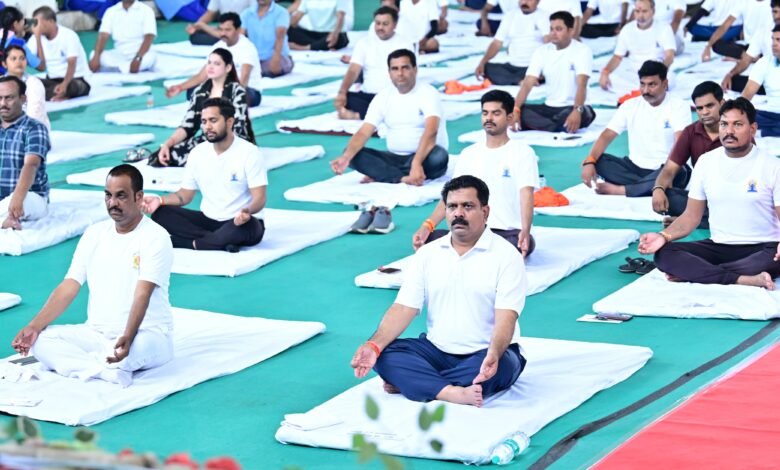 अंतर्राष्ट्रीय योग दिवस पर कवर्धा में भव्य ‘‘योग संगम’’, उपमुख्यमंत्री विजय शर्मा सहित हजारों नागरिकों ने लिया भाग, ‘‘योग संगम’’ एवं ‘‘हरित योग’’ थीम के साथ पर्यावरण संरक्षण का संदेश भी दिया गया 10 अंतर्राष्ट्रीय योग दिवस पर कवर्धा में भव्य ‘‘योग संगम’’, उपमुख्यमंत्री विजय शर्मा सहित हजारों नागरिकों ने लिया भाग, ‘‘योग संगम’’ एवं ‘‘हरित योग’’ थीम के साथ पर्यावरण संरक्षण का संदेश भी दिया गया