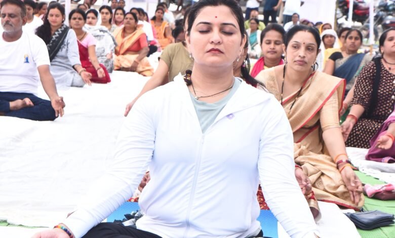 अंतर्राष्ट्रीय योग दिवस पर पंडरिया में आयोजित सामूहिक योगाभ्यास में शामिल हुईं पंडरिया विधायक भावना बोहरा