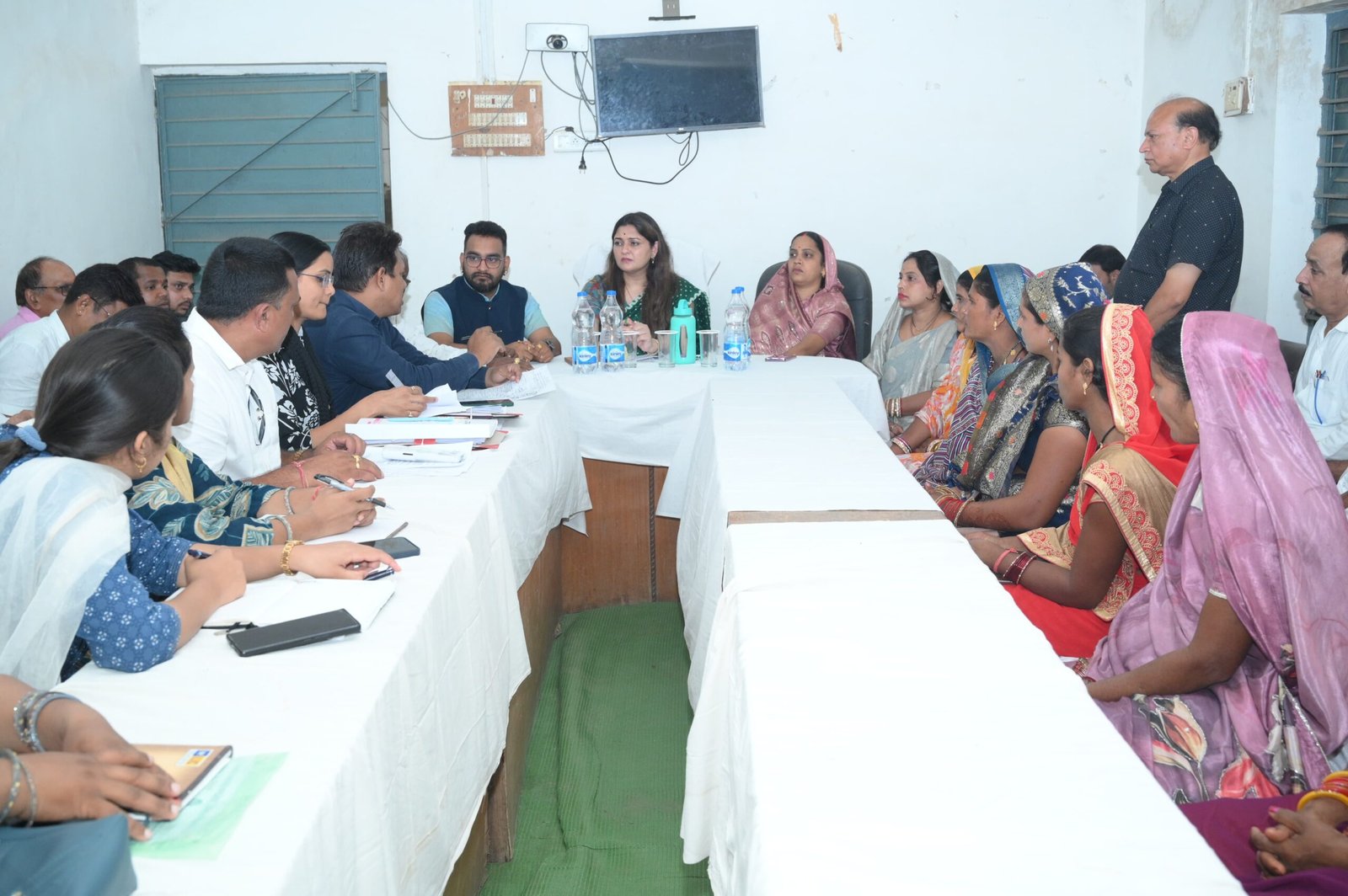 पंडरिया में समीक्षा बैठक आयोजित, विधायक भावना बोहरा ने दिए विकास कार्यों में तेजी लाने के निर्देश 1 पंडरिया में समीक्षा बैठक आयोजित, विधायक भावना बोहरा ने दिए विकास कार्यों में तेजी लाने के निर्देश
