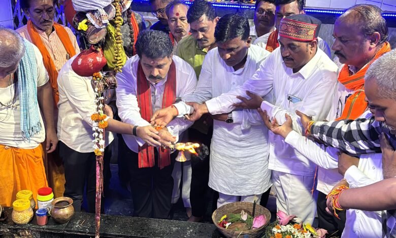 उप मुख्यमंत्री विजय शर्मा ने पंचमुखी बूढ़ा महादेव मंदिर में किया जलाभिषेक, प्रदेशवासियों के लिए मांगी सुख-समृद्धि की कामना 4 उप मुख्यमंत्री विजय शर्मा ने पंचमुखी बूढ़ा महादेव मंदिर में किया जलाभिषेक, प्रदेशवासियों के लिए मांगी सुख-समृद्धि की कामना