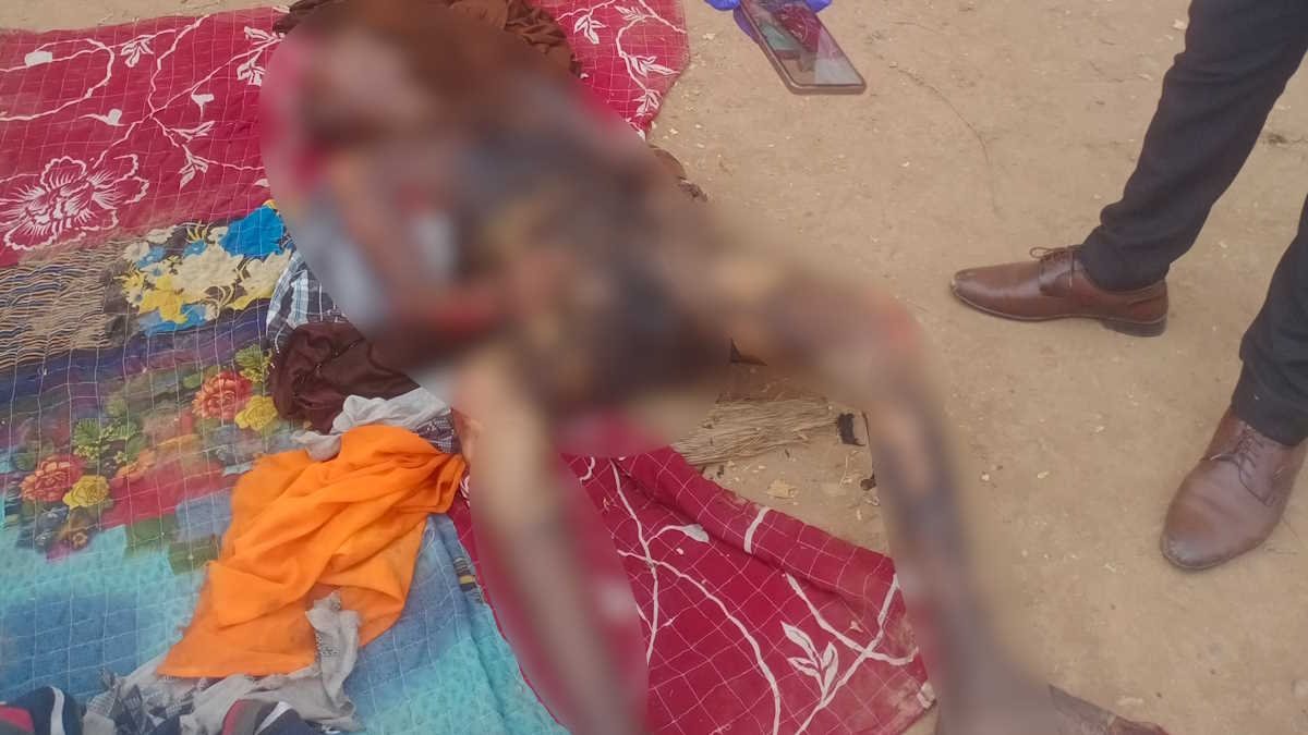 कवर्धा जिले में तीन दिन में तीसरी हत्या: 70 साल के बुजुर्ग की जिंदा जलाकर हत्या, कानून-व्यवस्था पर उठे सवाल 1 कवर्धा जिले में तीन दिन में तीसरी हत्या: 70 साल के बुजुर्ग की जिंदा जलाकर हत्या, कानून-व्यवस्था पर उठे सवाल