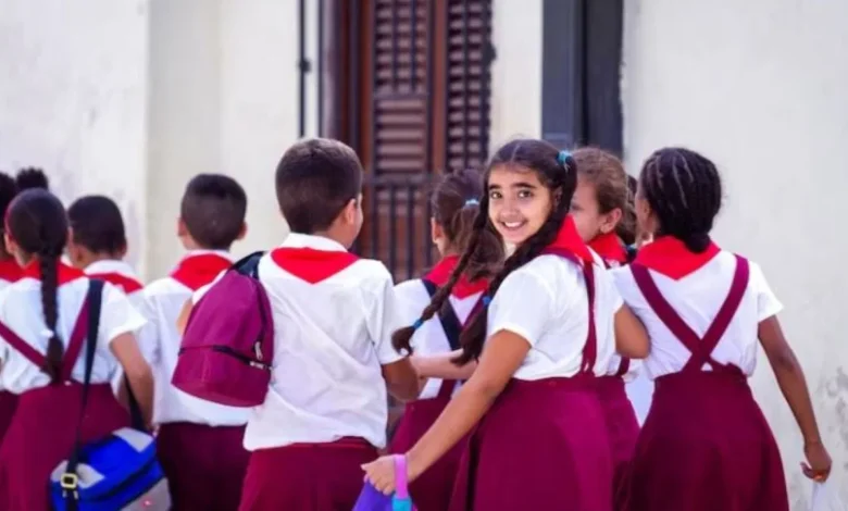 निजी स्कूलों में प्राइवेट पब्लिशर्स की किताबें बैन, सिर्फ NCERT और सरकारी पुस्तकें ही मान्य, सख्त आदेश जारी 5 निजी स्कूलों में प्राइवेट पब्लिशर्स की किताबें बैन, सिर्फ NCERT और सरकारी पुस्तकें ही मान्य, सख्त आदेश जारी