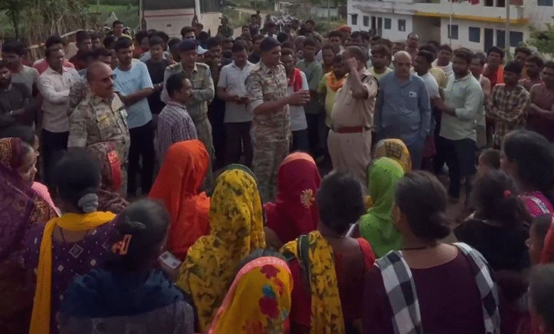 अटल आवास में कबीरधाम पुलिस की बड़ी कार्यवाही: अपराधियों पर शिकंजा, किरायेदारों का दस्तावेज सत्यापन 11 अटल आवास में कबीरधाम पुलिस की बड़ी कार्यवाही: अपराधियों पर शिकंजा, किरायेदारों का दस्तावेज सत्यापन
