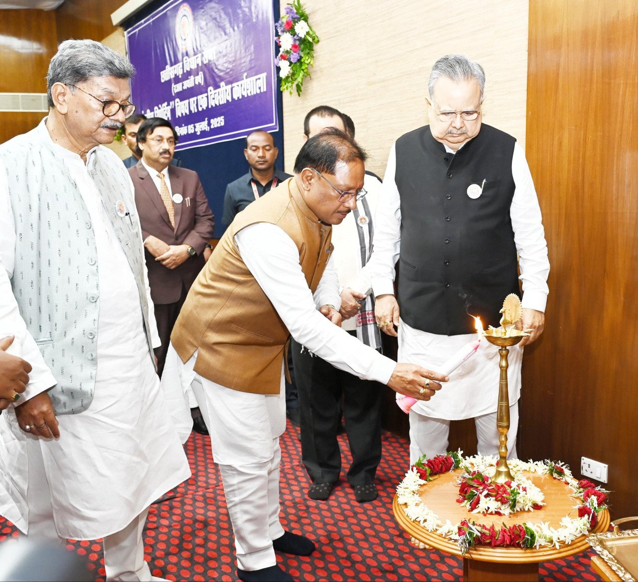 संसदीय पत्रकारिता विषय पर आयोजित एक दिवसीय कार्यशाला में मुख्यमंत्री विष्णु देव साय और विधानसभा अध्यक्ष डॉ. रमन सिंह हुए शामिल 1 संसदीय पत्रकारिता विषय पर आयोजित एक दिवसीय कार्यशाला में मुख्यमंत्री विष्णु देव साय और विधानसभा अध्यक्ष डॉ. रमन सिंह हुए शामिल