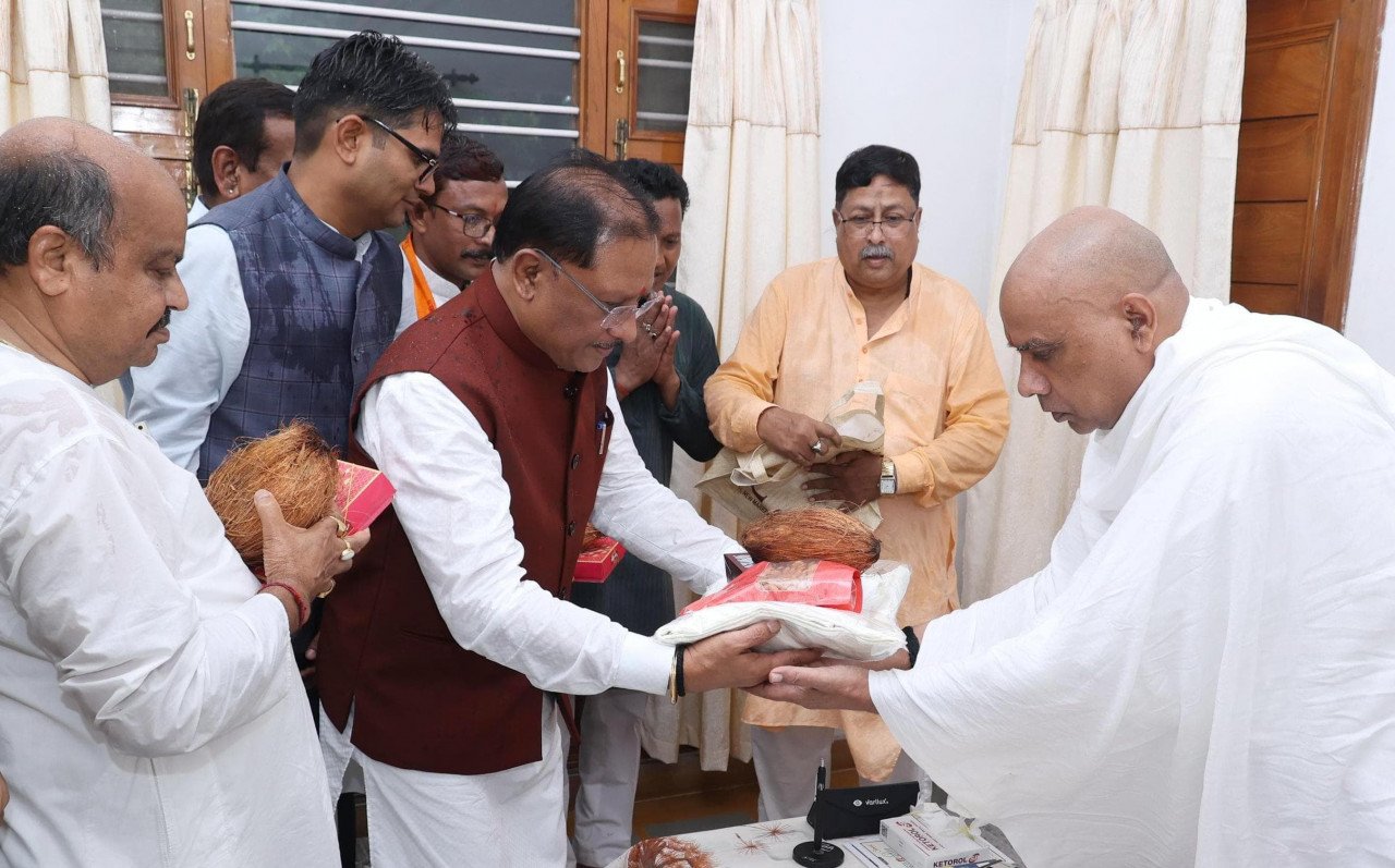 मुख्यमंत्री विष्णु देव साय गुरु पूर्णिमा के अवसर पर रायगढ़ जिले के ग्राम बनोरा स्थित अघोर गुरुपीठ में गुरु दर्शन के लिए पहुंचे 1 मुख्यमंत्री विष्णु देव साय गुरु पूर्णिमा के अवसर पर रायगढ़ जिले के ग्राम बनोरा स्थित अघोर गुरुपीठ में गुरु दर्शन के लिए पहुंचे