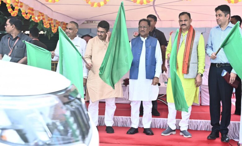 छत्तीसगढ़ की स्वास्थ्य व्यवस्था को सशक्त और सुलभ बनाने की दिशा में जुड़ा नया अध्याय : मुख्यमंत्री ने मैदानी स्वास्थ्य अमले के लिए 151 नए वाहनों को दिखाई हरी झंडी