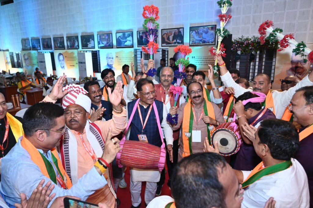 मैनपाट में भाजपा प्रशिक्षण शिविर का आज बीएल संतोष के संबोधन से होगा समापन, विनोद तावड़े की दो टूक—“सोशल मीडिया पर आक्रामक बनें जनप्रतिनिधि” 2 516890857 122244714374081376 1703355558109218911 n