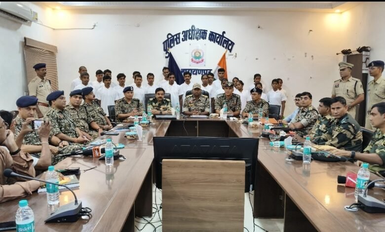 बस्तर में नक्सलियों का बड़ा सरेंडर: 14 पुरुष और 8 महिला नक्सलियों ने किया आत्मसमर्पण 1 बस्तर में नक्सलियों का बड़ा सरेंडर: 14 पुरुष और 8 महिला नक्सलियों ने किया आत्मसमर्पण