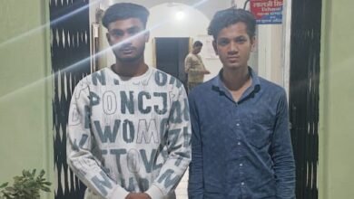 वायरल वीडियो में दो युवक और एक महिला बेच रहे थे अवैध शराब, पुलिस ने पकड़ा तीनों को रंगेहाथ 1 वायरल वीडियो में दो युवक और एक महिला बेच रहे थे अवैध शराब, पुलिस ने पकड़ा तीनों को रंगेहाथ