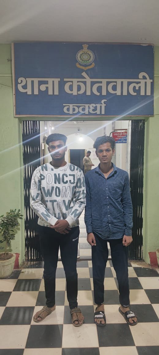 वायरल वीडियो में दो युवक और एक महिला बेच रहे थे अवैध शराब, पुलिस ने पकड़ा तीनों को रंगेहाथ 1 वायरल वीडियो में दो युवक और एक महिला बेच रहे थे अवैध शराब, पुलिस ने पकड़ा तीनों को रंगेहाथ