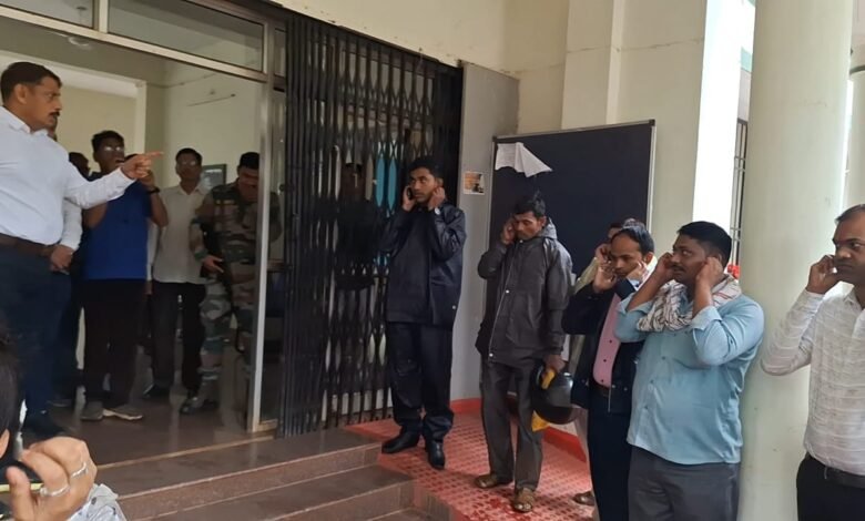 जब कलेक्टर बने चौकीदार, तो ऑफिस टाइम पर लेट पहुंचने वालों के साथ क्या हुआ — जानकर चौंक जाएंगे! पढ़िए पूरी खबर 3 जब कलेक्टर बने चौकीदार, तो ऑफिस टाइम पर लेट पहुंचने वालों के साथ क्या हुआ — जानकर चौंक जाएंगे! पढ़िए पूरी खबर