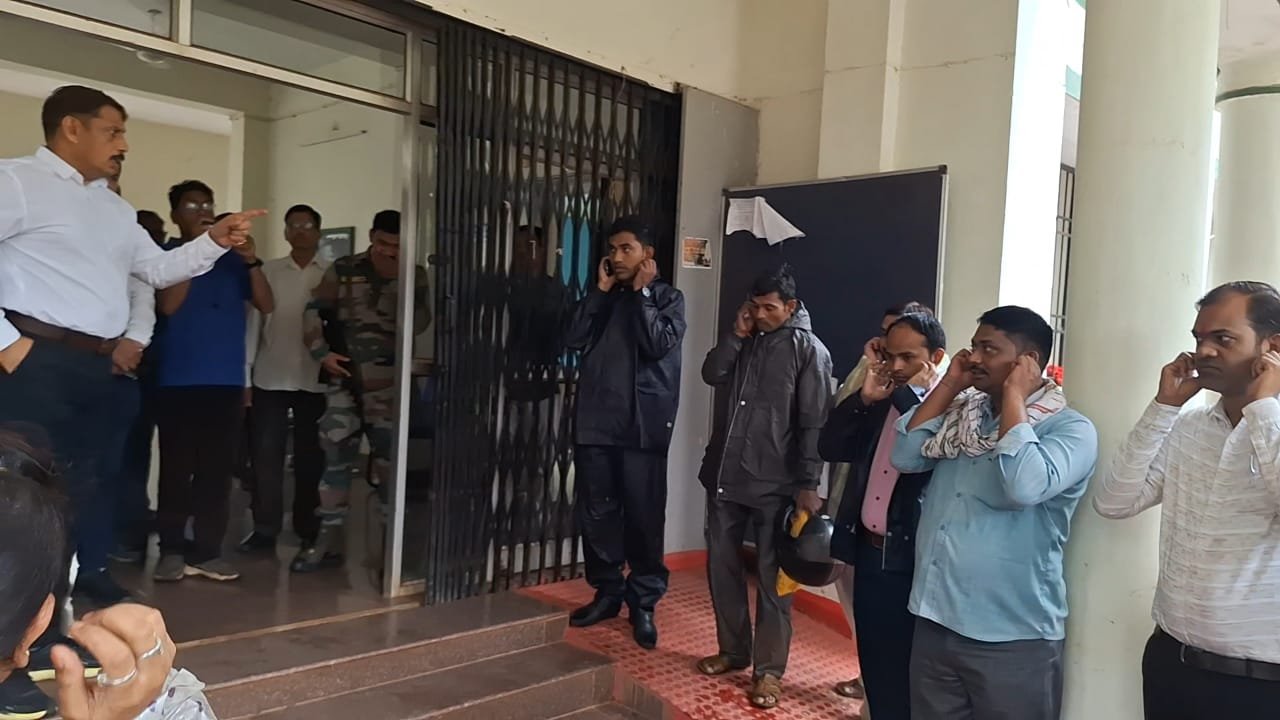 जब कलेक्टर बने चौकीदार, तो ऑफिस टाइम पर लेट पहुंचने वालों के साथ क्या हुआ — जानकर चौंक जाएंगे! पढ़िए पूरी खबर 1 जब कलेक्टर बने चौकीदार, तो ऑफिस टाइम पर लेट पहुंचने वालों के साथ क्या हुआ — जानकर चौंक जाएंगे! पढ़िए पूरी खबर
