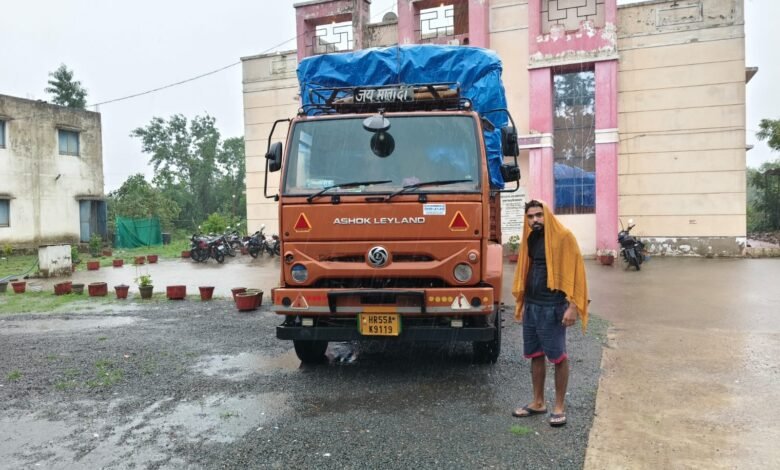 कबीरधाम पुलिस की बड़ी कार्रवाई: अवैध तंबाकू से भरा ट्रक जब्त, चालक गिरफ्तार 4 कबीरधाम पुलिस की बड़ी कार्रवाई: अवैध तंबाकू से भरा ट्रक जब्त, चालक गिरफ्तार