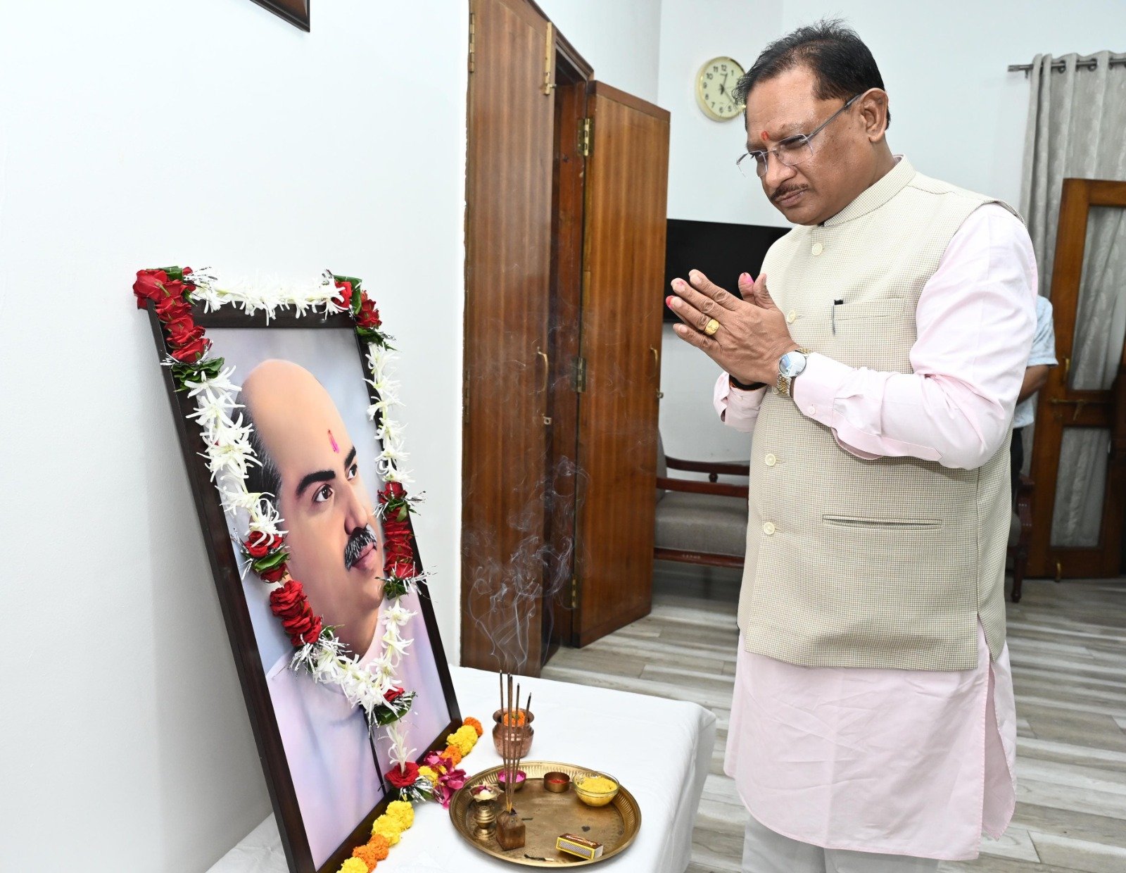 मुख्यमंत्री विष्णु देव साय ने डॉ. श्यामा प्रसाद मुखर्जी की जयंती पर अर्पित की श्रद्धांजलि 1 मुख्यमंत्री विष्णु देव साय ने डॉ. श्यामा प्रसाद मुखर्जी की जयंती पर अर्पित की श्रद्धांजलि