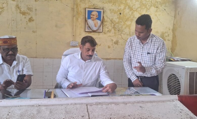 राजस्व अधिकारियों को सख़्त निर्देश: दस्तावेज़ संलग्न न होने पर आवेदकों से संपर्क कर स्वयं मंगवाएं जरूरी कागजात 2 राजस्व अधिकारियों को सख़्त निर्देश: दस्तावेज़ संलग्न न होने पर आवेदकों से संपर्क कर स्वयं मंगवाएं जरूरी कागजात