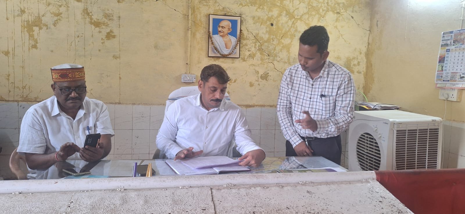 राजस्व अधिकारियों को सख़्त निर्देश: दस्तावेज़ संलग्न न होने पर आवेदकों से संपर्क कर स्वयं मंगवाएं जरूरी कागजात 1 राजस्व अधिकारियों को सख़्त निर्देश: दस्तावेज़ संलग्न न होने पर आवेदकों से संपर्क कर स्वयं मंगवाएं जरूरी कागजात