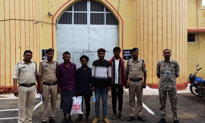 भेड़ चोरी की रिपोर्ट कर लौट रहा युवक बीच रास्ते में डंडों से पीटा गया, चार आरोपी गिरफ्तार 14 भेड़ चोरी की रिपोर्ट कर लौट रहा युवक बीच रास्ते में डंडों से पीटा गया, चार आरोपी गिरफ्तार
