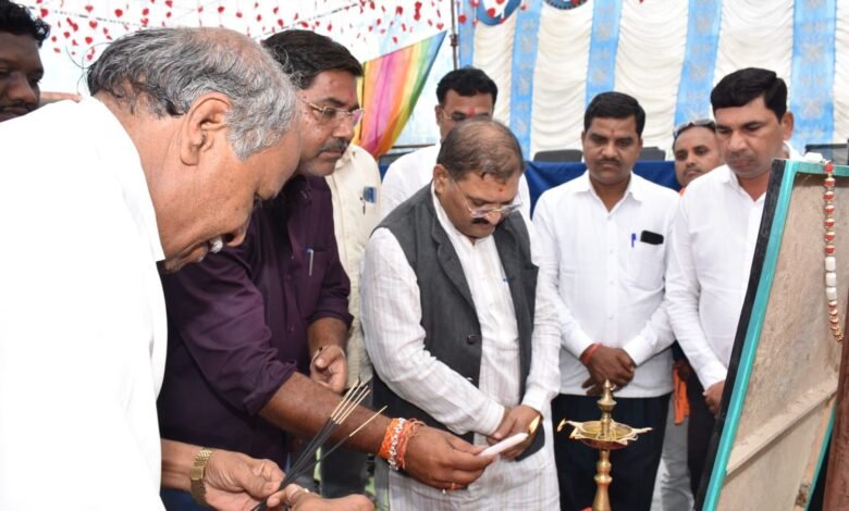 सांसद संतोष पांडेय स्वामी आत्मानंद स्कूल सहसपुर लोहारा में आयोजित शाला प्रवेशोत्सव कार्यक्रम में हुए शामिल, सांसद बोले - शिक्षा जीवन का एक महत्वपूर्ण अंग 7 सांसद संतोष पांडेय स्वामी आत्मानंद स्कूल सहसपुर लोहारा में आयोजित शाला प्रवेशोत्सव कार्यक्रम में हुए शामिल, सांसद बोले - शिक्षा जीवन का एक महत्वपूर्ण अंग