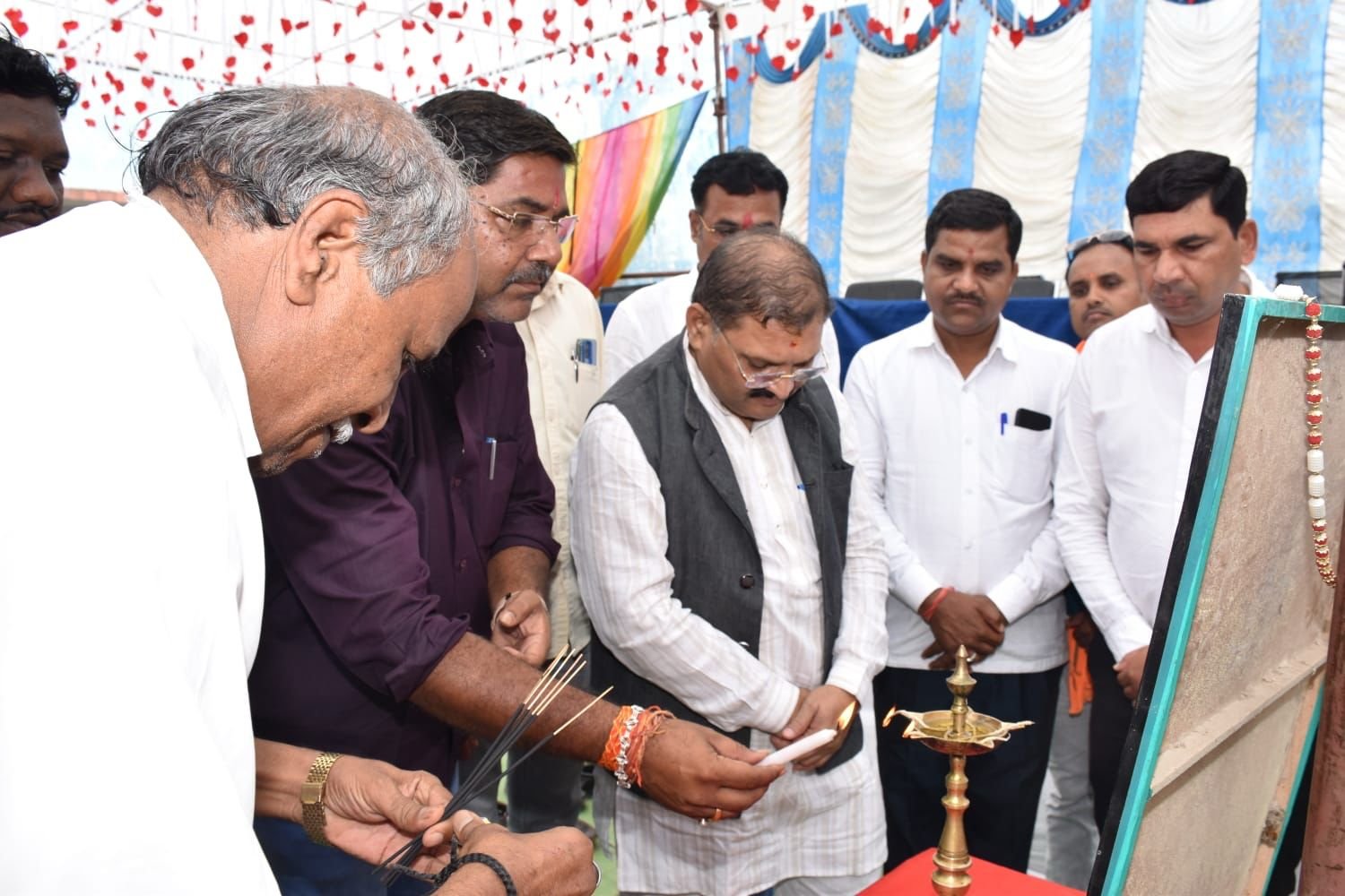 सांसद संतोष पांडेय स्वामी आत्मानंद स्कूल सहसपुर लोहारा में आयोजित शाला प्रवेशोत्सव कार्यक्रम में हुए शामिल, सांसद बोले - शिक्षा जीवन का एक महत्वपूर्ण अंग 1 सांसद संतोष पांडेय स्वामी आत्मानंद स्कूल सहसपुर लोहारा में आयोजित शाला प्रवेशोत्सव कार्यक्रम में हुए शामिल, सांसद बोले - शिक्षा जीवन का एक महत्वपूर्ण अंग