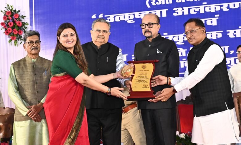 राज्यपाल रमेन डेका ने पंडरिया विधायक भावना बोहरा को वर्ष 2024-25 के उत्कृष्ट विधायक सम्मान से किया सम्मानित 1 राज्यपाल रमेन डेका ने पंडरिया विधायक भावना बोहरा को वर्ष 2024-25 के उत्कृष्ट विधायक सम्मान से किया सम्मानित