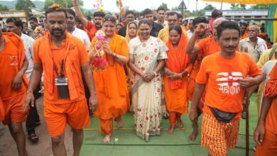 कांवड़ यात्रा के चौथे दिन पंडरिया विधायक भावना बोहरा के साथ पदयात्रा में शामिल हुईं पत्थलगांव विधायक गोमती साय