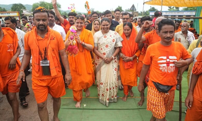 कांवड़ यात्रा के चौथे दिन पंडरिया विधायक भावना बोहरा के साथ पदयात्रा में शामिल हुईं पत्थलगांव विधायक गोमती साय