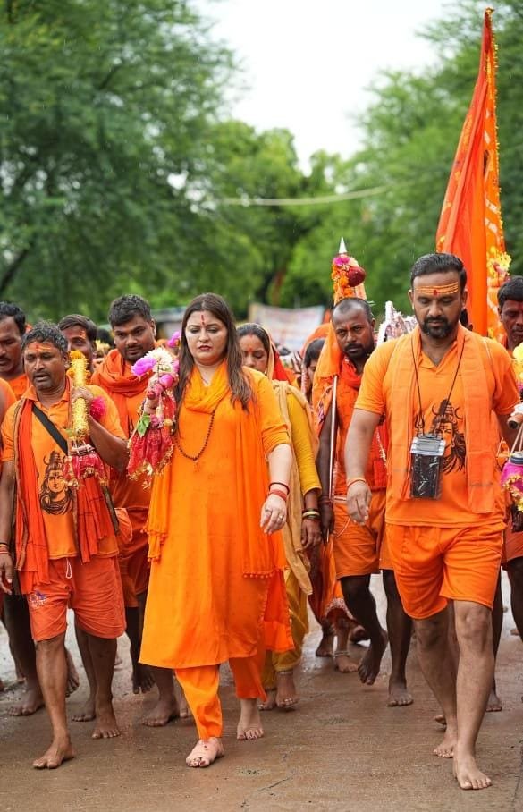 कांवड़ यात्रा के चौथे दिन पंडरिया विधायक भावना बोहरा के साथ पदयात्रा में शामिल हुईं पत्थलगांव विधायक गोमती साय
