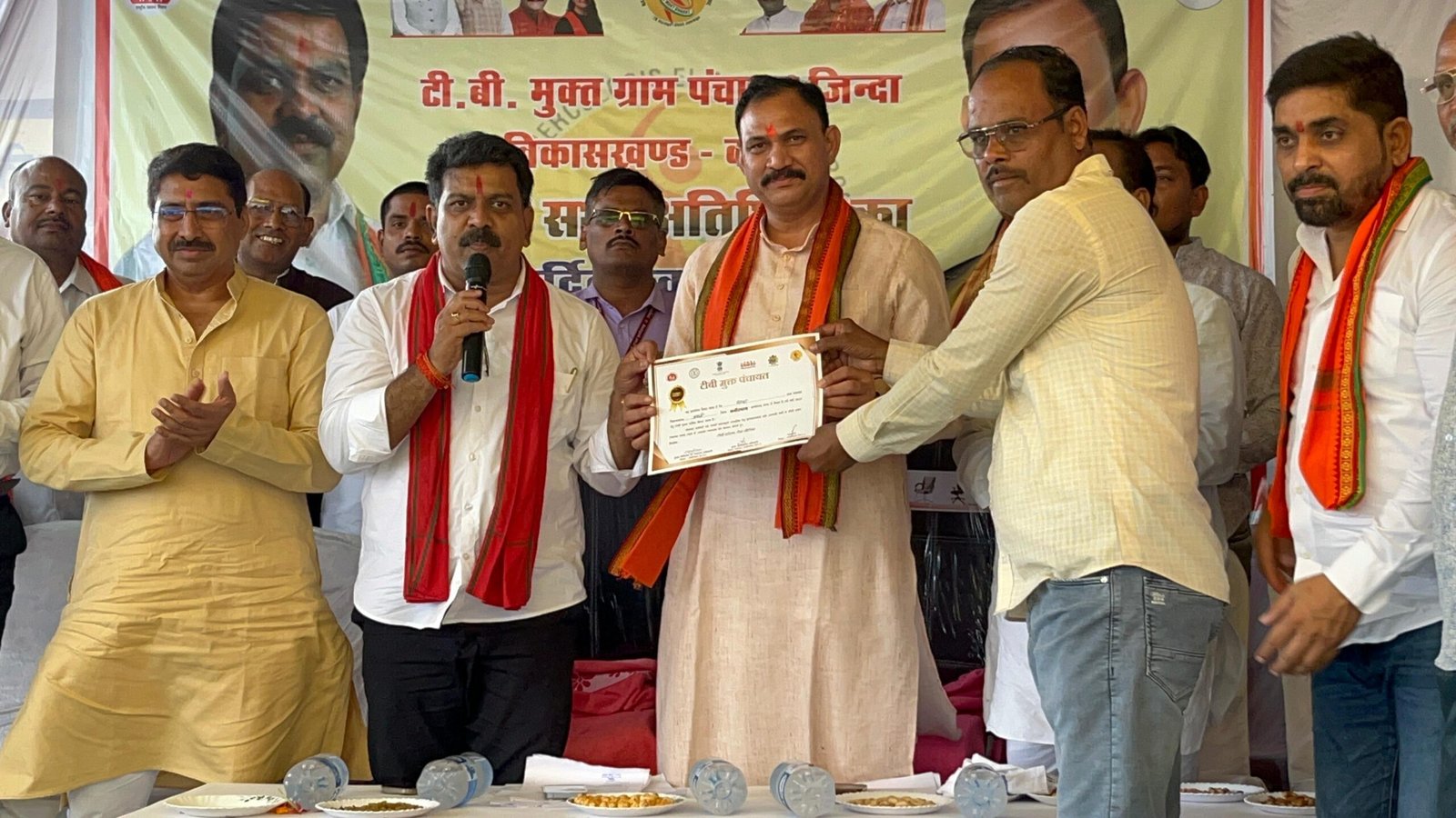 ग्राम जिंदा को मिला छत्तीसगढ़ का पहला टीबी मुक्त गांव होने का गौरव, उपमुख्यमंत्री विजय शर्मा और स्वास्थ्य मंत्री श्याम बिहारी जायसवाल ने पहुँचकर प्रदान किया प्रमाण पत्र 1 WhatsApp Image 2025 07 25 at 2.27.33 PM scaled