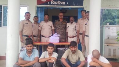 पुलिस की बड़ी कामयाबी: बाइक और मोबाइल के साथ पांच गांजा तस्कर गिरफ्तार 6 पुलिस की बड़ी कामयाबी: बाइक और मोबाइल के साथ पांच गांजा तस्कर गिरफ्तार