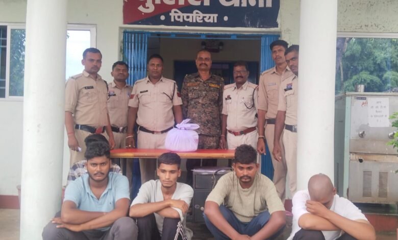 पुलिस की बड़ी कामयाबी: बाइक और मोबाइल के साथ पांच गांजा तस्कर गिरफ्तार 8 पुलिस की बड़ी कामयाबी: बाइक और मोबाइल के साथ पांच गांजा तस्कर गिरफ्तार