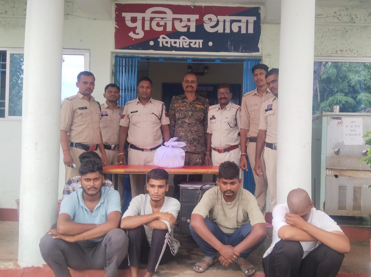 पुलिस की बड़ी कामयाबी: बाइक और मोबाइल के साथ पांच गांजा तस्कर गिरफ्तार 1 पुलिस की बड़ी कामयाबी: बाइक और मोबाइल के साथ पांच गांजा तस्कर गिरफ्तार