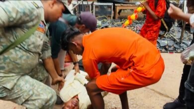 भोरमदेव में पुष्पवर्षा के दौरान हादसा: हेलीकॉप्टर की तेज हवा से गिरा LED पैनल, युवक घायल 1 भोरमदेव में पुष्पवर्षा के दौरान हादसा: हेलीकॉप्टर की तेज हवा से गिरा LED पैनल, युवक घायल
